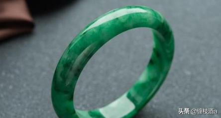 翡翠怎么鉴定真假（翡翠怎么鉴定真假识别）