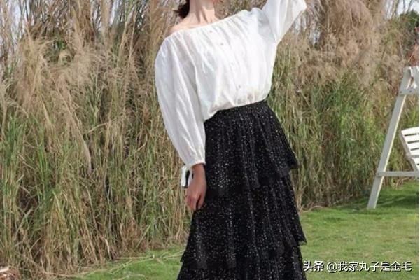 白色短款蛋糕裙如何搭配(图5)