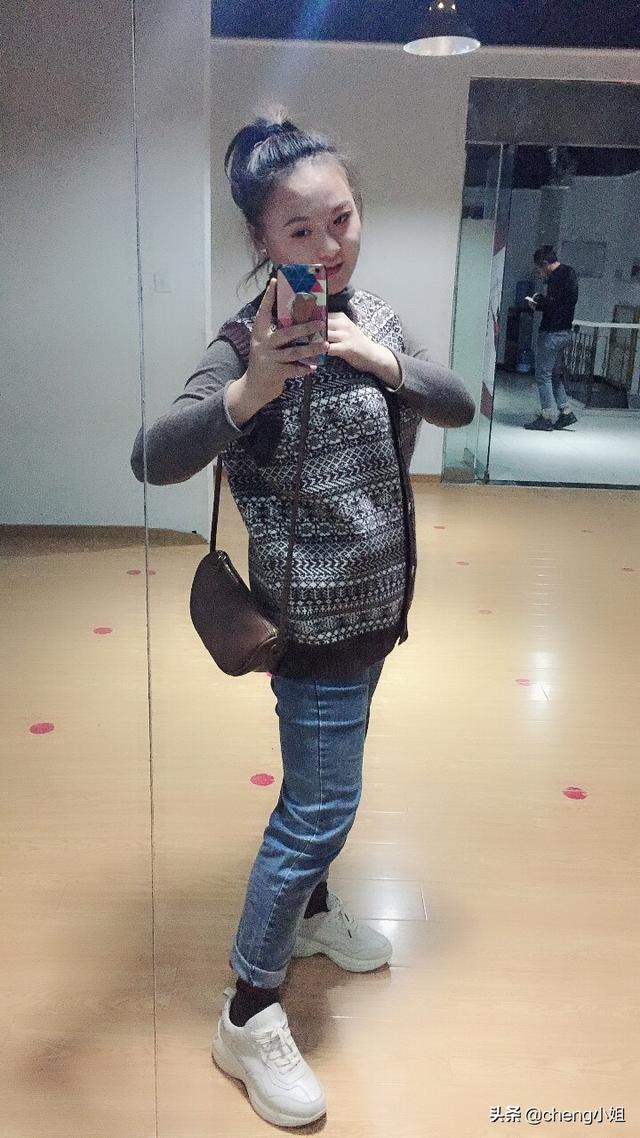 牛仔娃娃衫如何搭配衣服