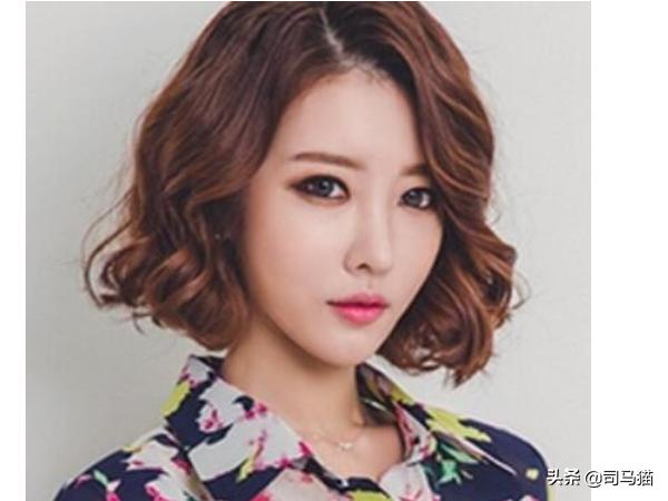 大卷中短发如何搭配衣服(图3)