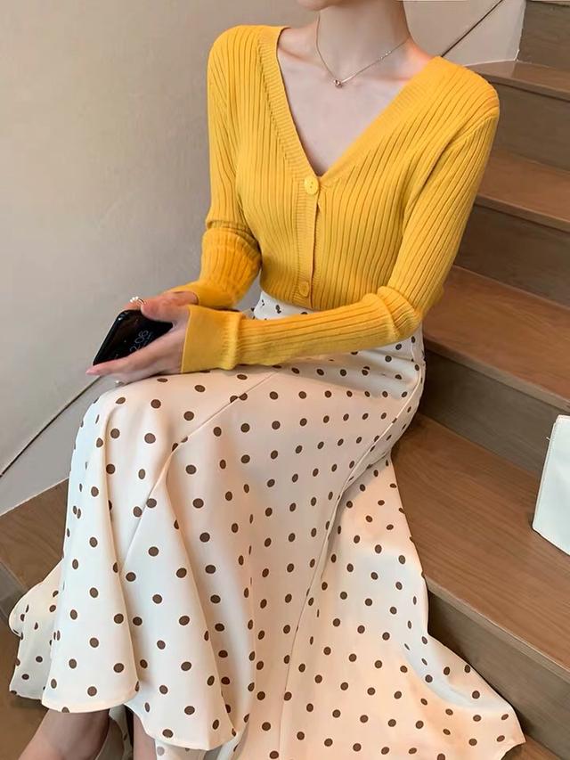 白色大波点衬衣如何搭配