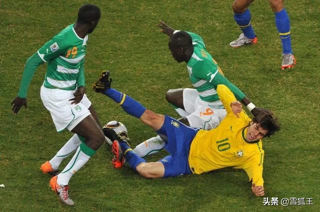 足球的规则有哪些，那些犯规动作，裁判怎么判,第2张