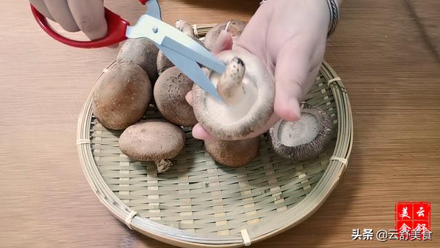 香菇粉条菜盒的做法大全(图2)