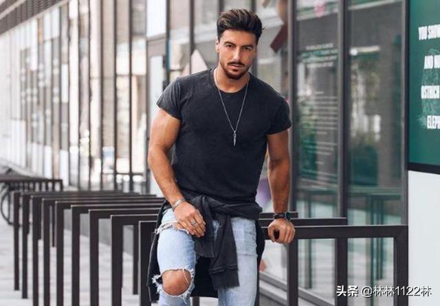 黑色裤子如何搭配短袖女