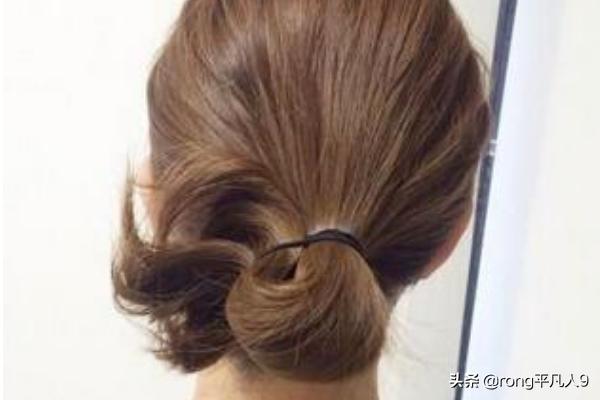 低马尾丸子头怎么扎