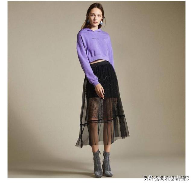 黑色紧身吊带如何搭配衣服(图13)