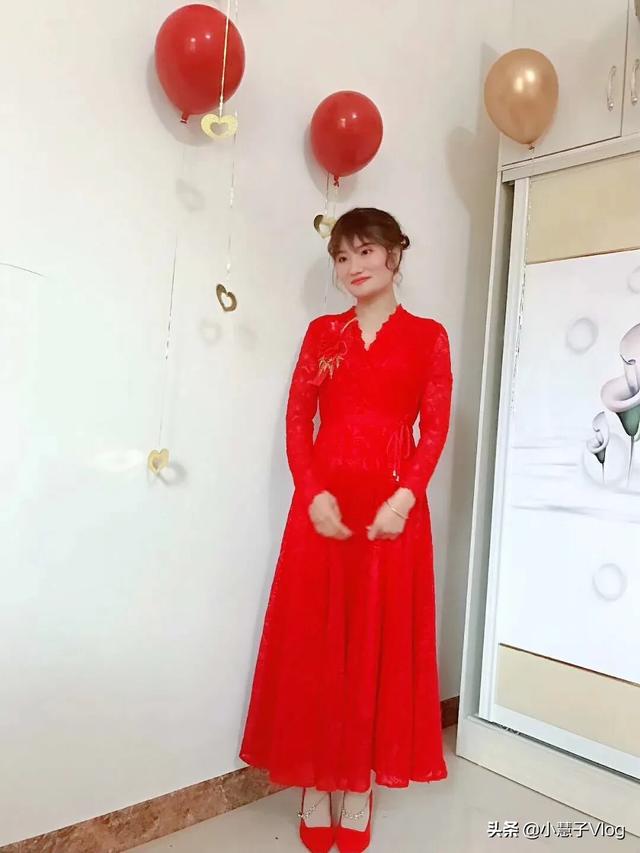 红色蕾丝连衣裙与鞋子如何搭配，才能彰显女性气质？红色蕾丝裙配什么腰带