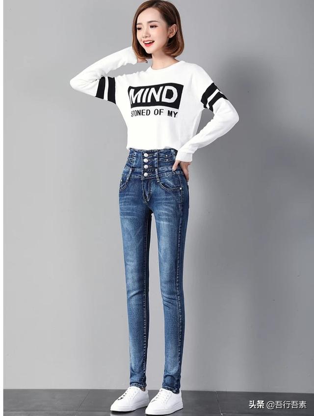 前开叉毛衣如何搭配外套(图2)