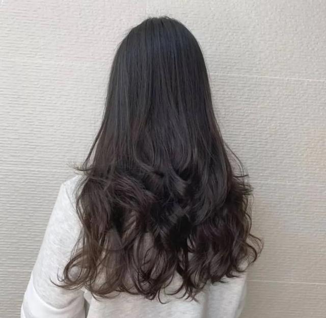 女性发根浅是什么原因（女人发根低说明什么）(图1)