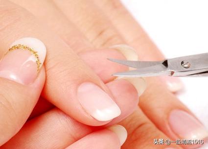 小指甲美甲图片（美甲甲片可以用指甲剪剪吗？）