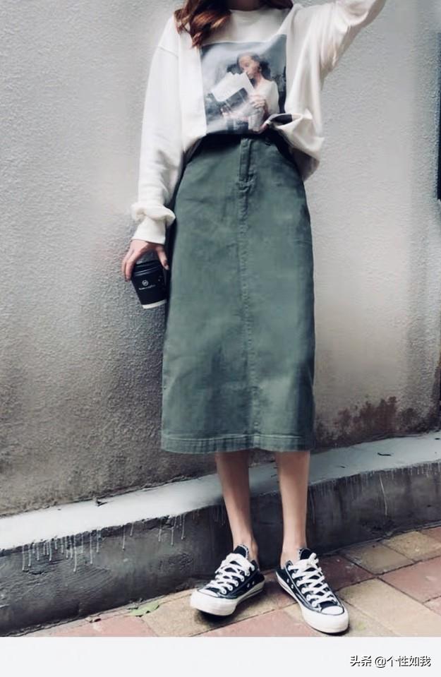 牛仔长裙如何搭配衣服女(图2)