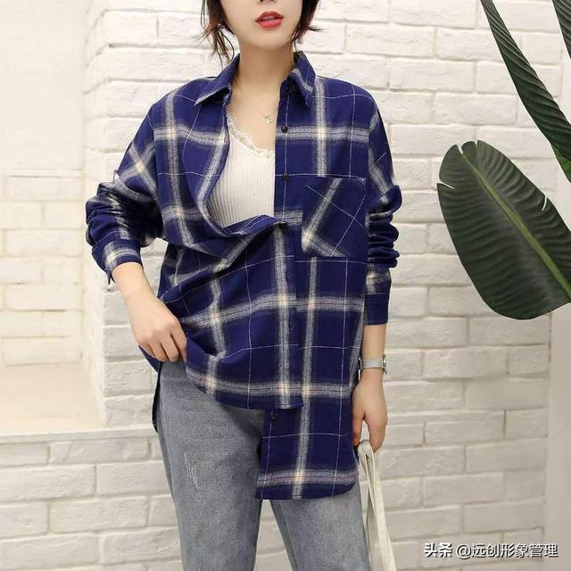 女如何搭配灰色运动长裤(图11)