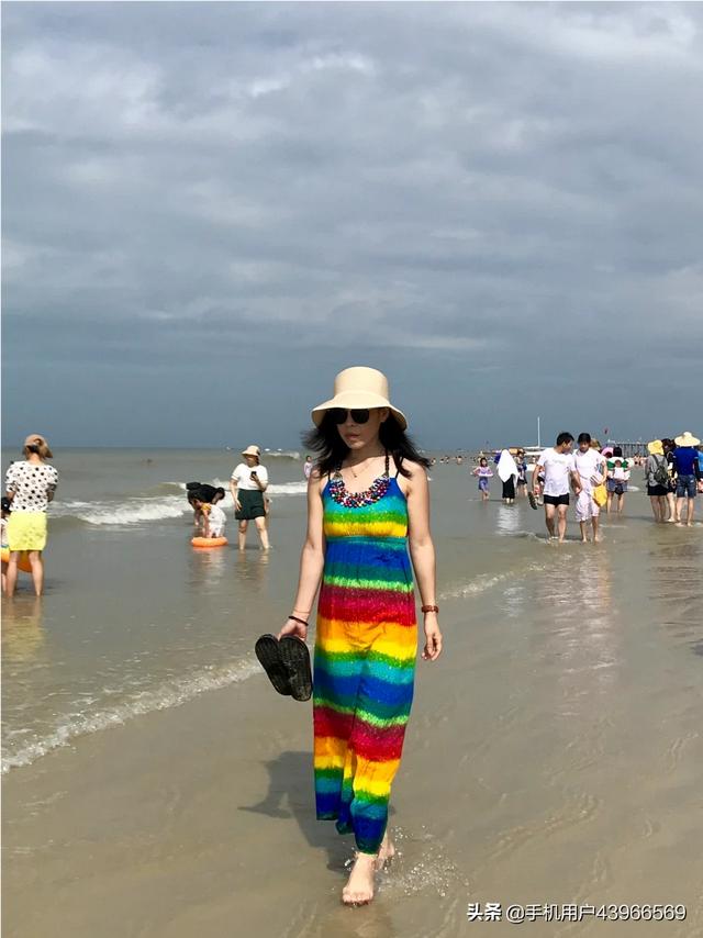 中年女性到海边游玩穿着应该怎样搭配？北戴河沙滩海边玩 中年女人适合穿什么衣服？