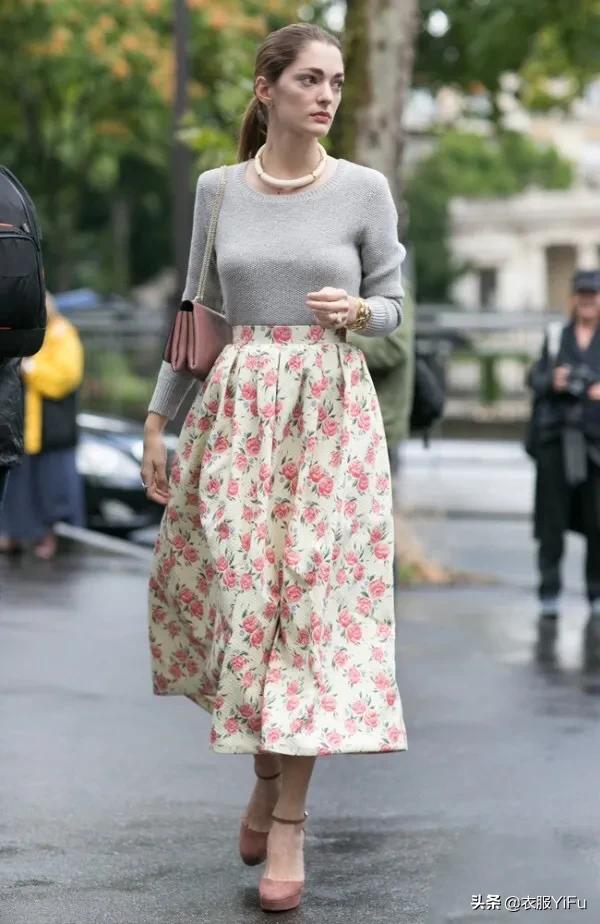 米白色短裙如何搭配毛衣(图14)