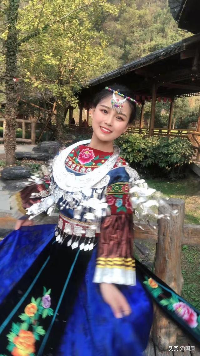 民警踩压违法人员脚步调查_周星驰拍的一部电影他当警察骑着摩托车脚在地上一踩一踩的那部电影叫什么名字？