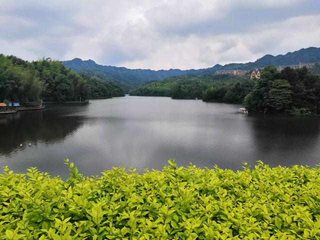 夏季城市旅游穿搭重庆， 夏天重庆旅游穿什么