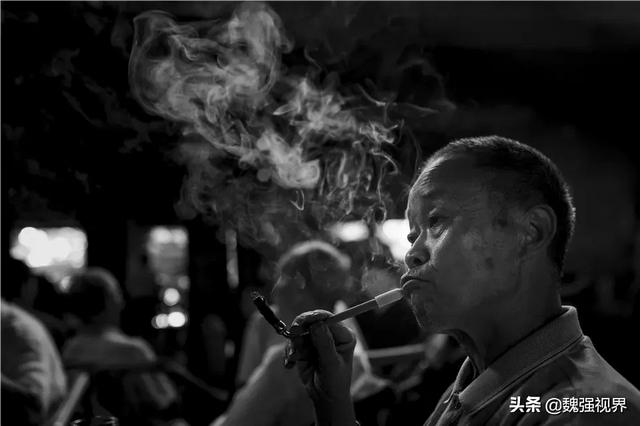 老人寒风中捧菜摆拍，老人寒风中捧菜摆拍图片