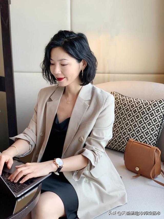 西装裙丝袜如何搭配鞋子