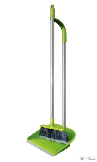 扫地用的两个工具是什么？：塑料畚斗