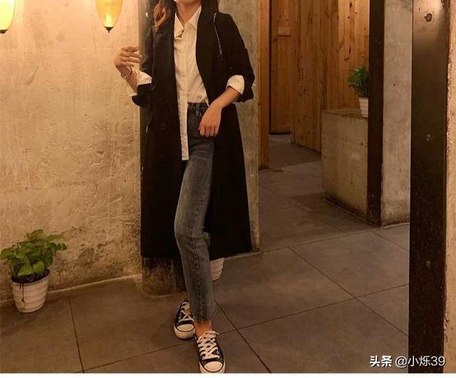 黑色大衣穿搭旅游， 黑色大衣穿搭旅游图片