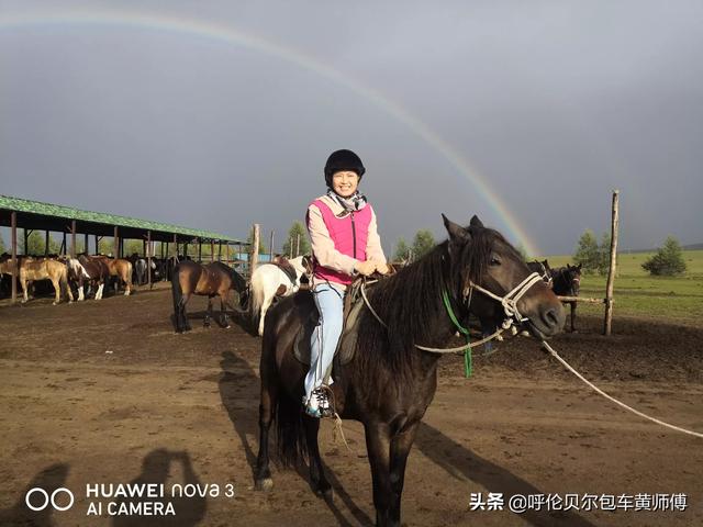 牧民举国旗策马奔腾图片