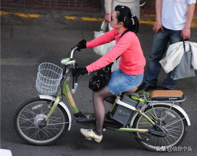 黑色丝袜应该如何搭配服装(图9)