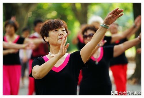 老年女性学习跳广场舞(图2)