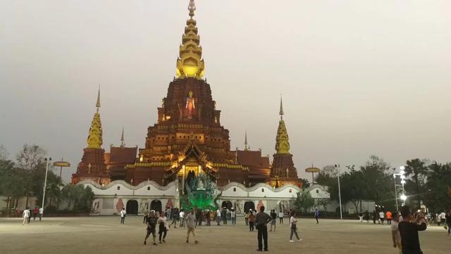 10月底适合去哪里旅行-10月份去云南旅游哪里景色比较好？