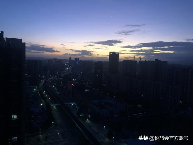 女性穿着泳衣到海边游泳(图1)