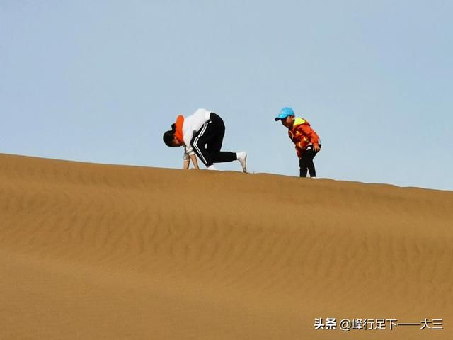 在沙漠到底穿什么衣服拍照好看？在沙漠拍照穿什么颜色的衣服鞋子