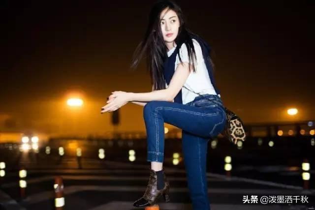 蓝色色牛仔裤怎么搭配(图1)