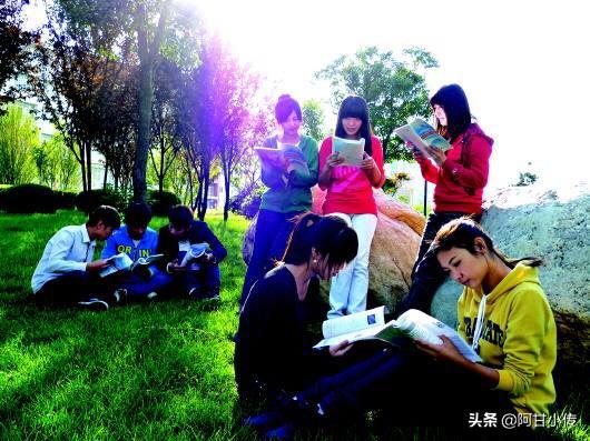 青春阳光穿搭女大学生，青春阳光穿搭女大学生图片