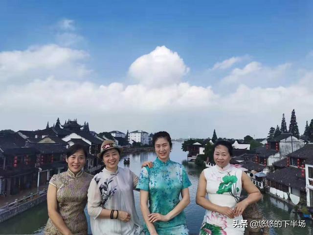 旅游亮色衣服穿搭， 旅游亮色衣服穿搭图片