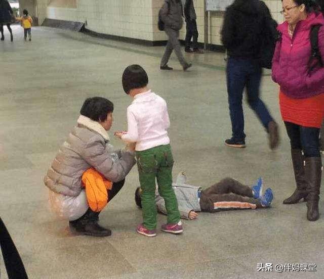 带宝宝去商场，一看到玩具就要买，一定要给她买吗,第5张