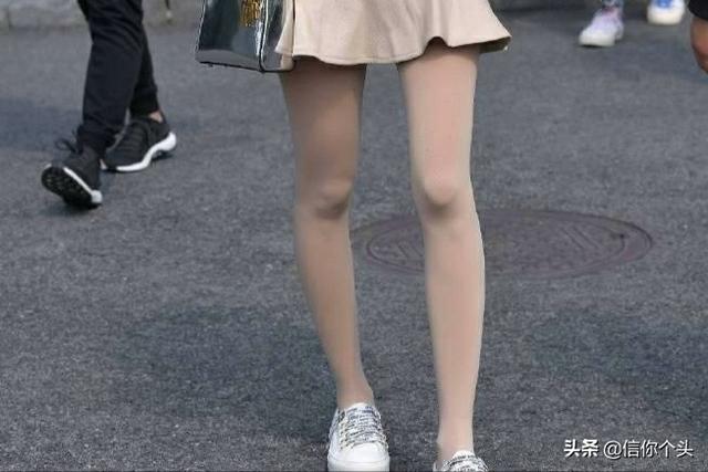 小白裙如何搭配丝袜外套