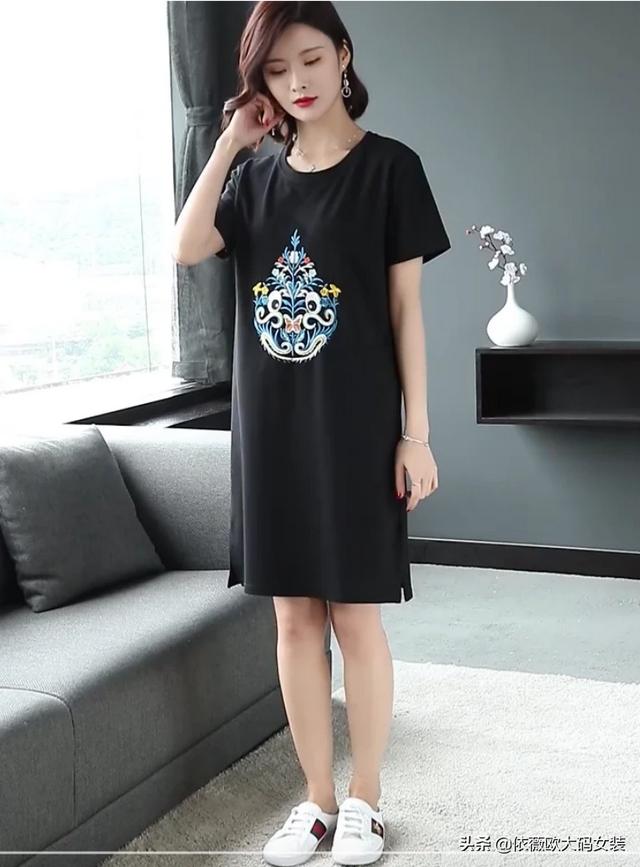 黑色休闲连衣裙如何搭配(图6)