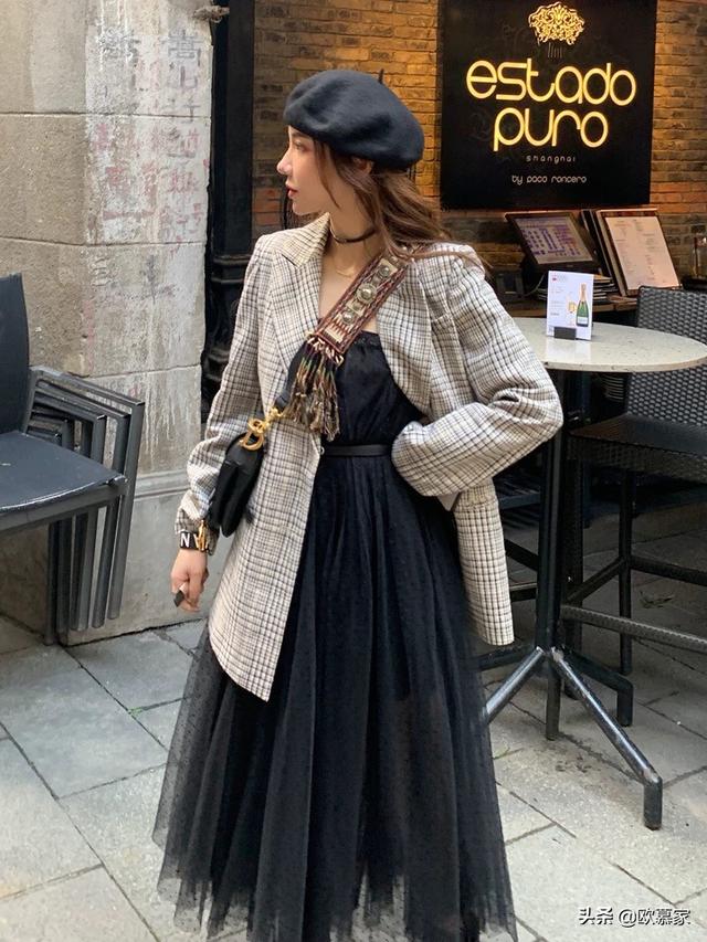 黑色紧身吊带如何搭配衣服(图9)