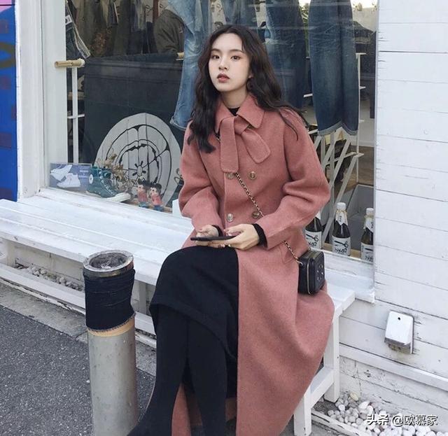 半高领粉色毛衣如何搭配(图3)