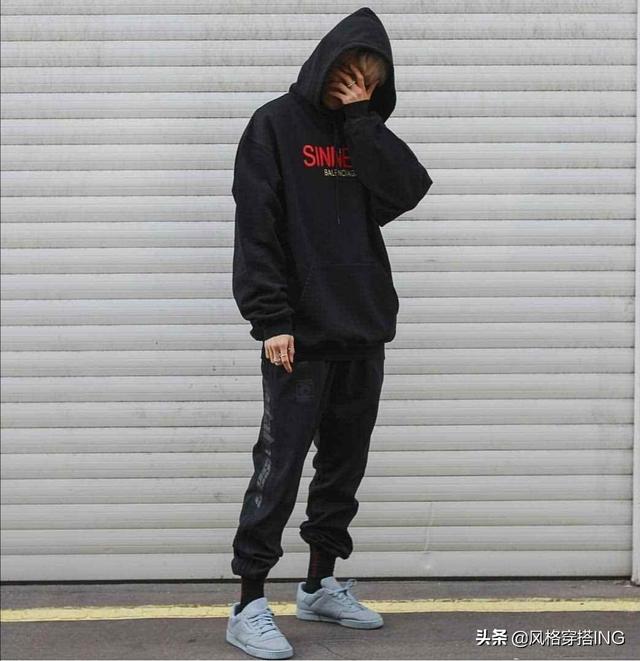 如何搭配黑色打底卫衣裤