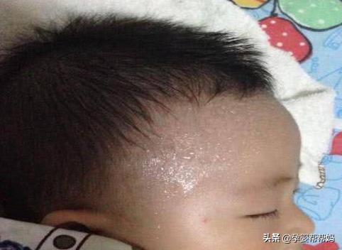 宝宝睡前出汗怎么改善(图1)