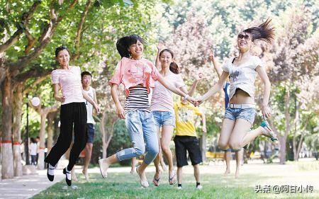 青春阳光穿搭女大学生，青春阳光穿搭女大学生图片