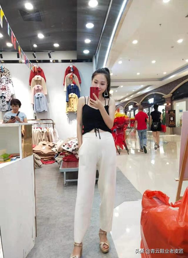 黑色的裤子怎么搭配衣服(图9)