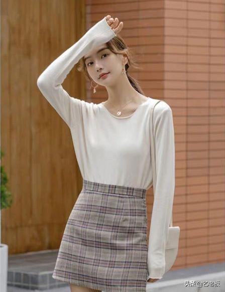 白色针织薄开衫如何搭配(图2)