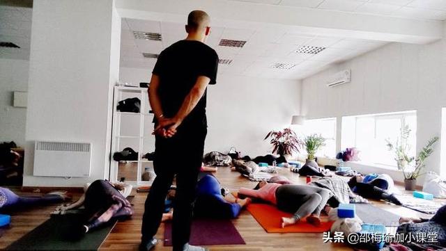 1分钟拍瑜伽球200次什么意思_瑜伽球充气到什么程度？
