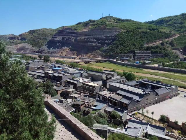 云南曲靖市麒麟区吃刨猪汤农家乐一般多少钱一天,曲靖杀猪饭酒楼