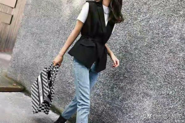 黑色的针织背心如何搭配(图3)