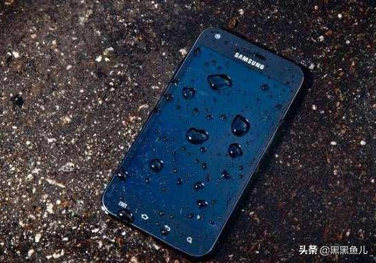 手机掉水里手机掉水里后最佳处理办法