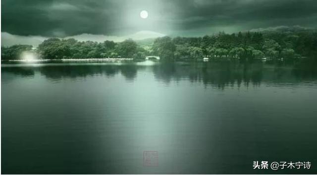 江畔何人初见月表达了什么（江畔何人初见月表达了什么情感）