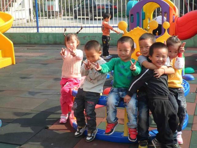 爸爸妈妈去上班我去幼儿园是什么歌(四岁小孩不爱上幼儿园怎么办，每天送他都哭着说不去？)