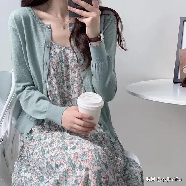 米白色短裙如何搭配毛衣(图15)